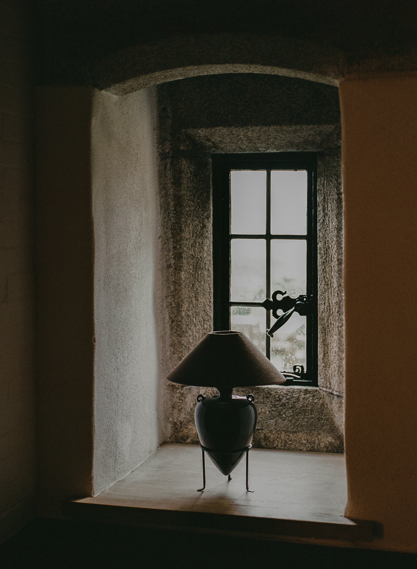 Vittoria Table Lamp in Earth -earth