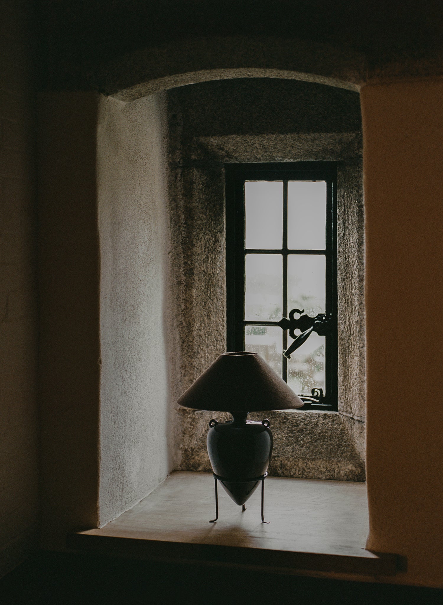 Vittoria Table Lamp in Earth -earth