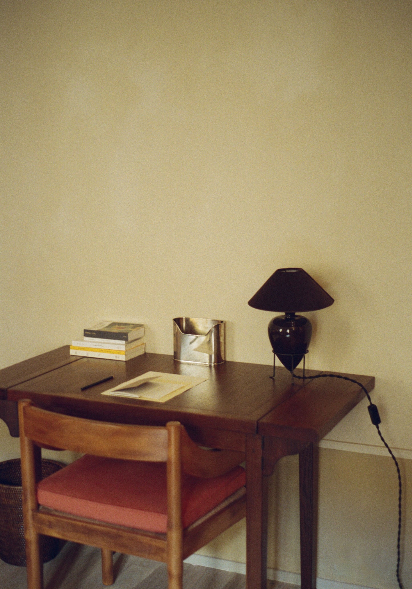 Vittoria Table Lamp in Earth -earth