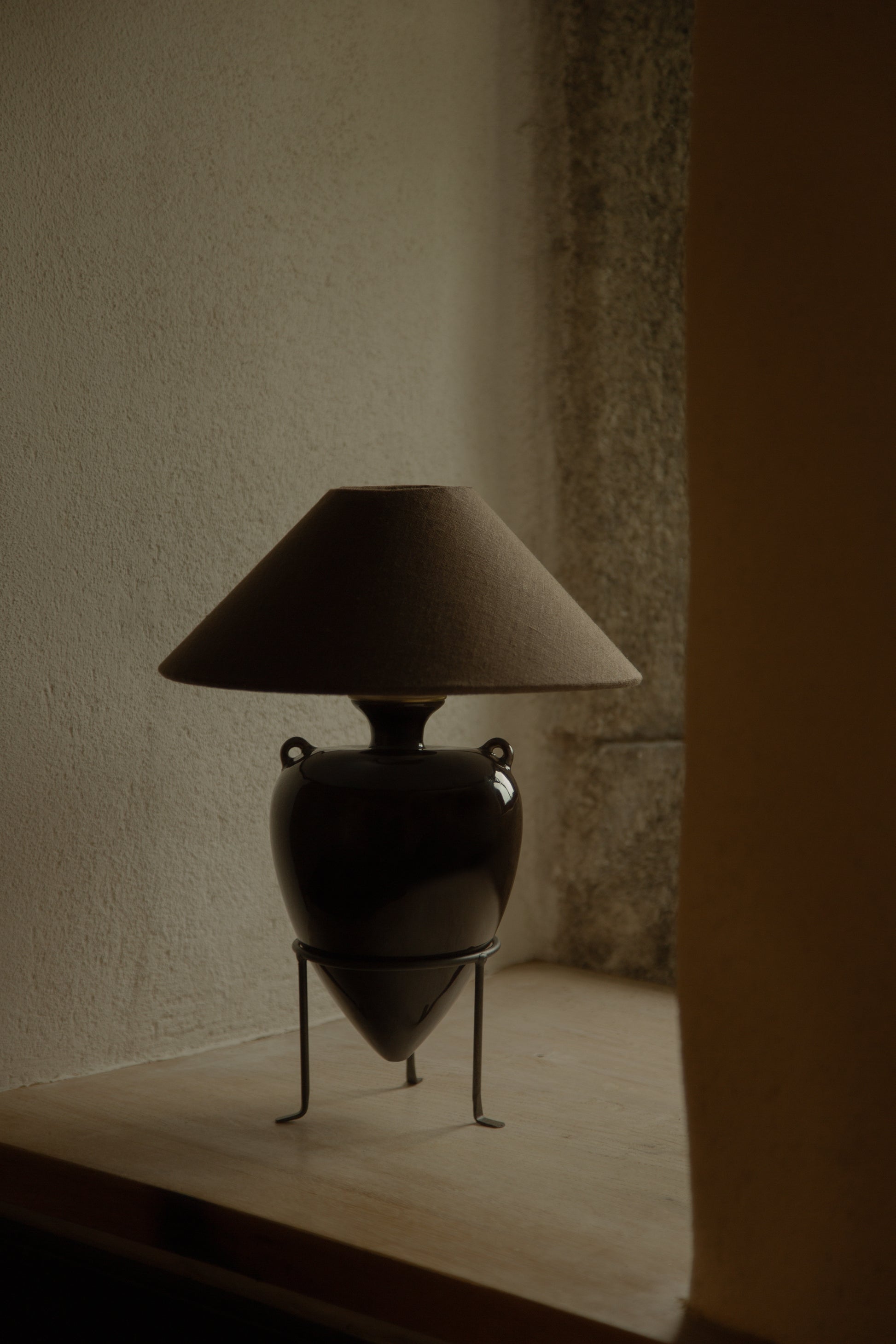 Vittoria Table Lamp in Earth -earth